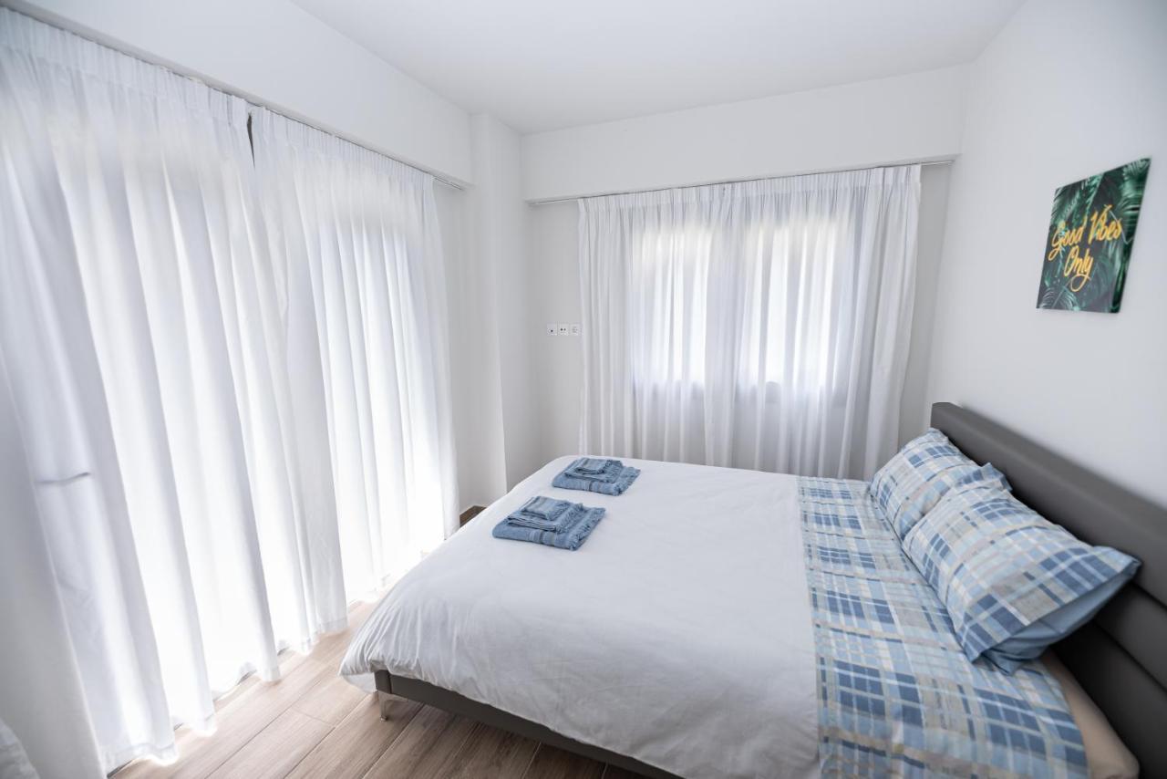 Design Apartment With Swimming Pool Near The Beach アテネ エクステリア 写真