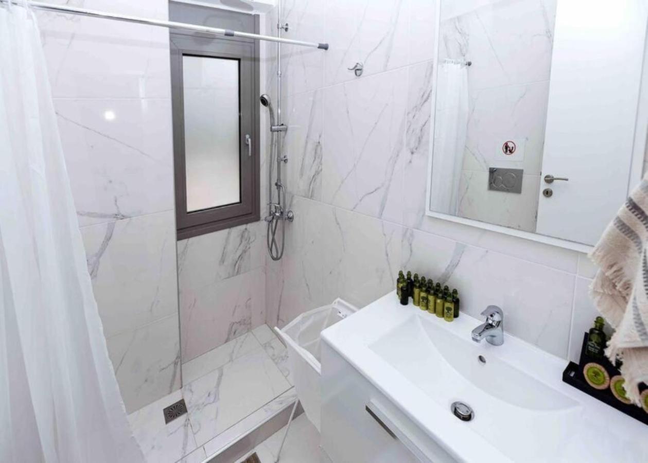 Design Apartment With Swimming Pool Near The Beach アテネ エクステリア 写真